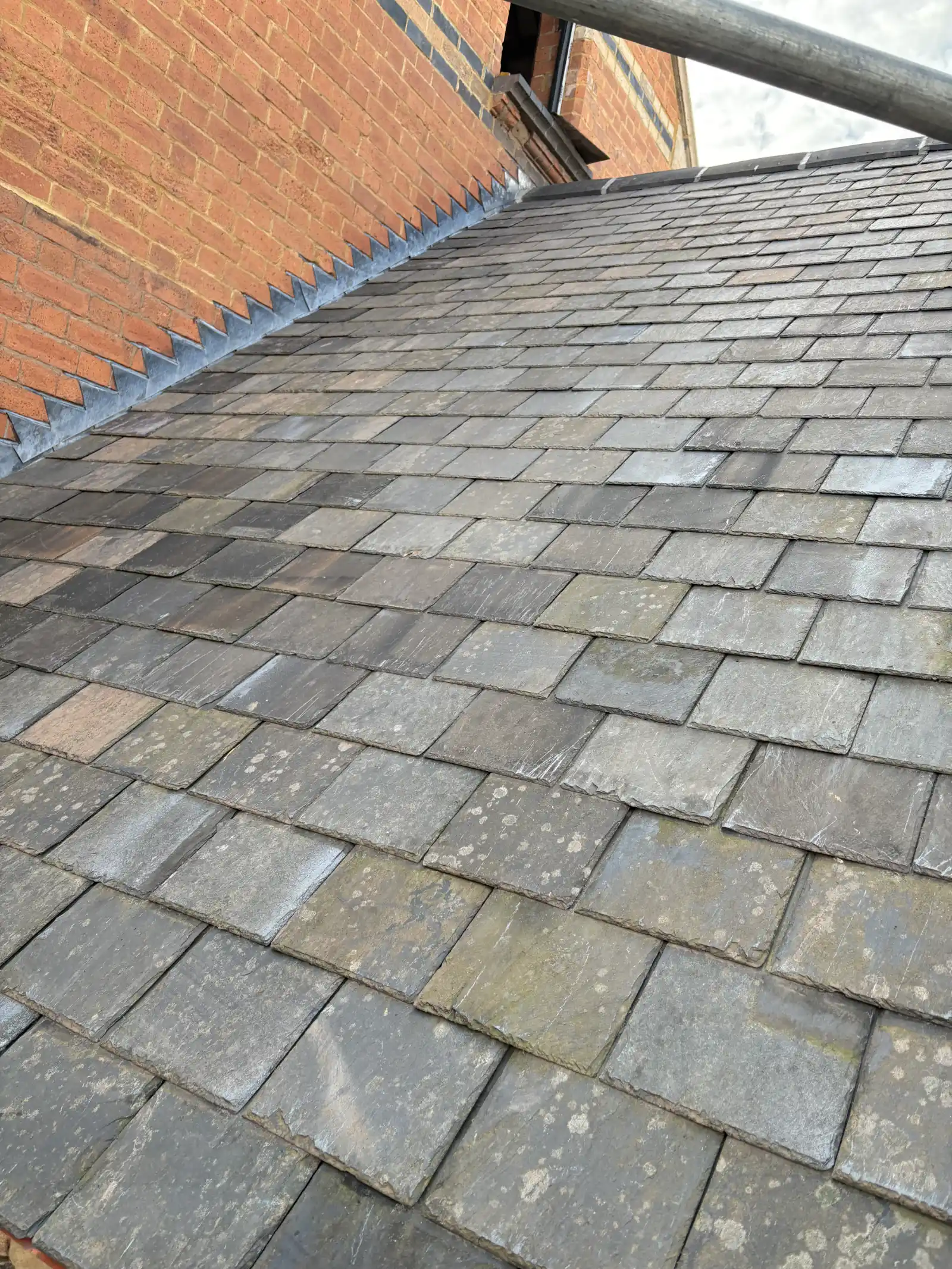 Welsh slate roof — slate coursing detail